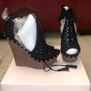 Black wedges